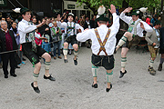 Maibaum aufstellen im Augustiner Keller am 01.05.2016